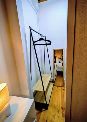 Habitación superior, baño privado | Guardarropa