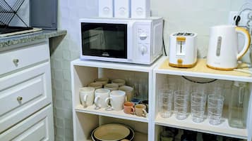 Frigorifero con congelatore, microonde, forno, piano cottura