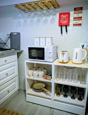 Refrigerador con freezer, microondas, horno, placa de cocina