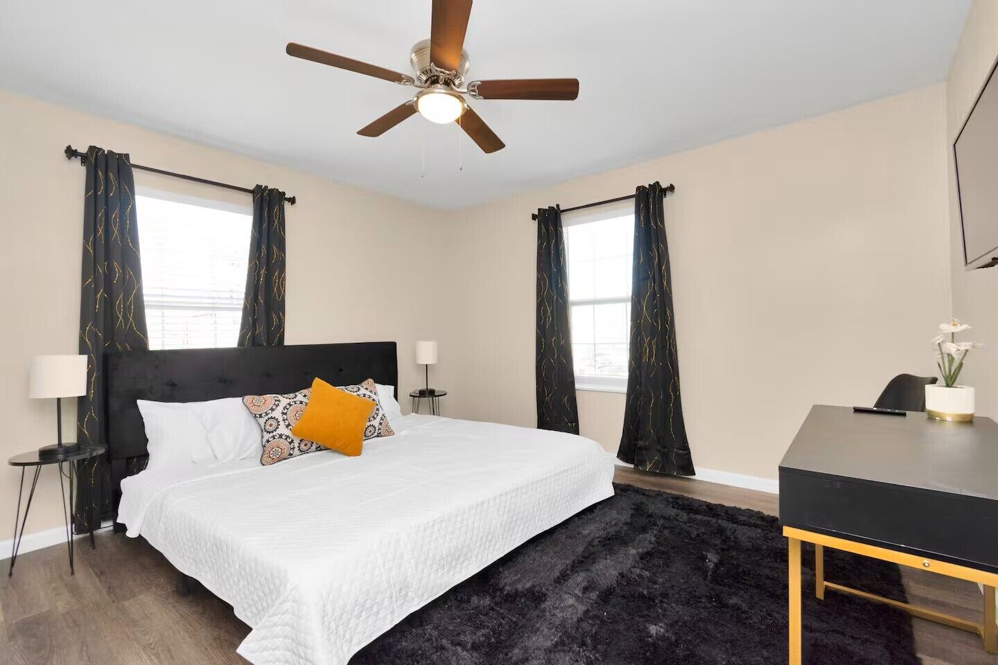 Tabla de planchar con plancha, wifi y ropa de cama 