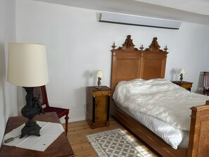 WiFi, bed sheets - Apartment “Burghaus” with Private Terrace and Wi-Fi (Bad Driburg)