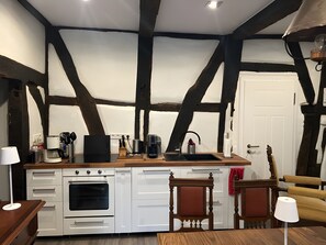 Fridge, microwave, oven, stovetop - Apartment “Burghaus” with Private Terrace and Wi-Fi (Bad Driburg)