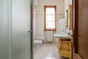 Een douche, een haardroger, handdoeken