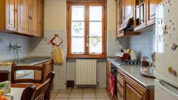 Frigorifero, forno, piano cottura, lavastoviglie