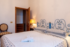 Iron/ironing board, bed sheets - Holiday Home 'Poggio Loccano' with Private Garden and Balcony (Montevarchi)