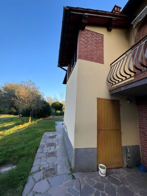 Property grounds - Holiday Home 'Poggio Loccano' with Private Garden and Balcony (Montevarchi)