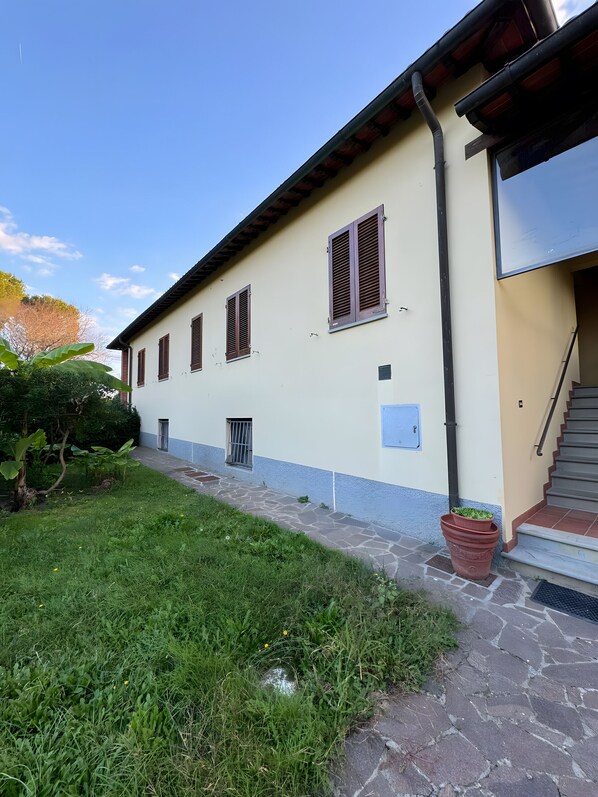 Exterior - Holiday Home 'Poggio Loccano' with Private Garden and Balcony (Montevarchi)