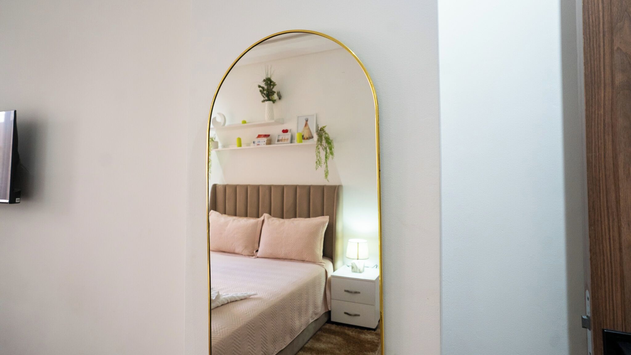 Tabla de planchar con plancha, internet y ropa de cama 