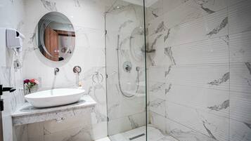 Dusche, Haartrockner, Handtücher, Seife