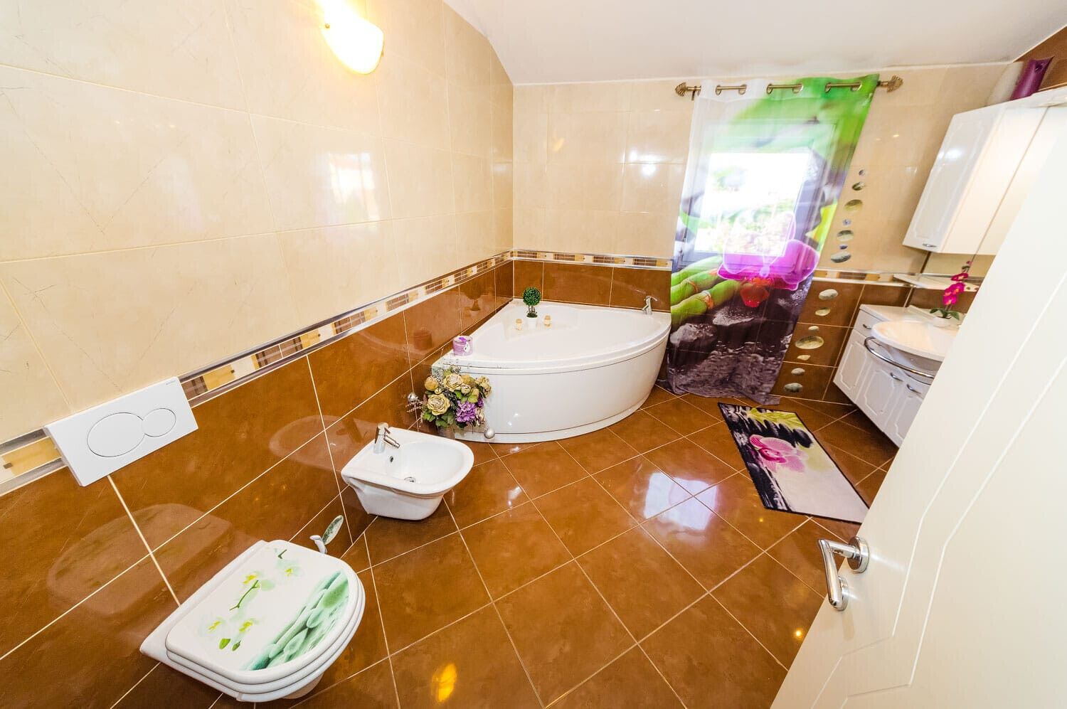 Ein Badezimmer mit einer Badewanne, einem Waschbecken und einer Toilette.