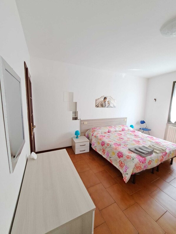Iron/ironing board, WiFi, bed sheets