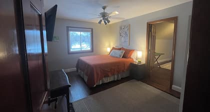 4 Bed, 3 Bath w/ Pool, Hot Tub, Gym, Fire Pit on Lake Windsor Golf Course