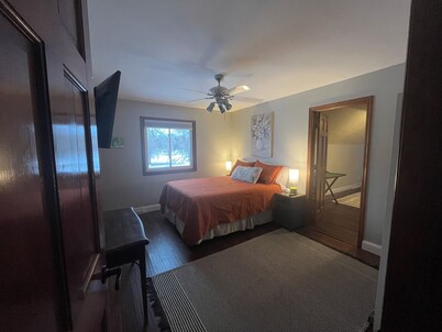 4 Bed, 3 Bath w/ Pool, Hot Tub, Gym, Fire Pit on Lake Windsor Golf Course