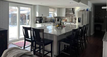 4 Bed, 3 Bath w/ Pool, Hot Tub, Gym, Fire Pit on Lake Windsor Golf Course