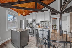 Fridge, microwave, oven, stovetop - PowderHaus at 5280 - NEW TRUE SKI-IN/SKI-OUT with BRAND NEW HOT TUB!! (Beech Mountain)