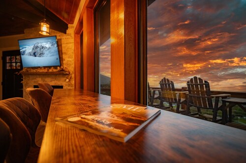 PowderHaus at 5280 - NEW TRUE SKI-IN/SKI-OUT with BRAND NEW HOT TUB!!