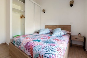 Tabla de planchar con plancha, wifi, ropa de cama
