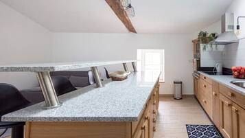 Mikroaaltouuni, uuni, liesi, astianpesukone