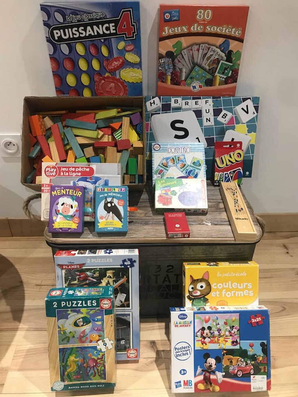 Une variété de jeux de société et de casse-têtes pour enfants sont exposés.