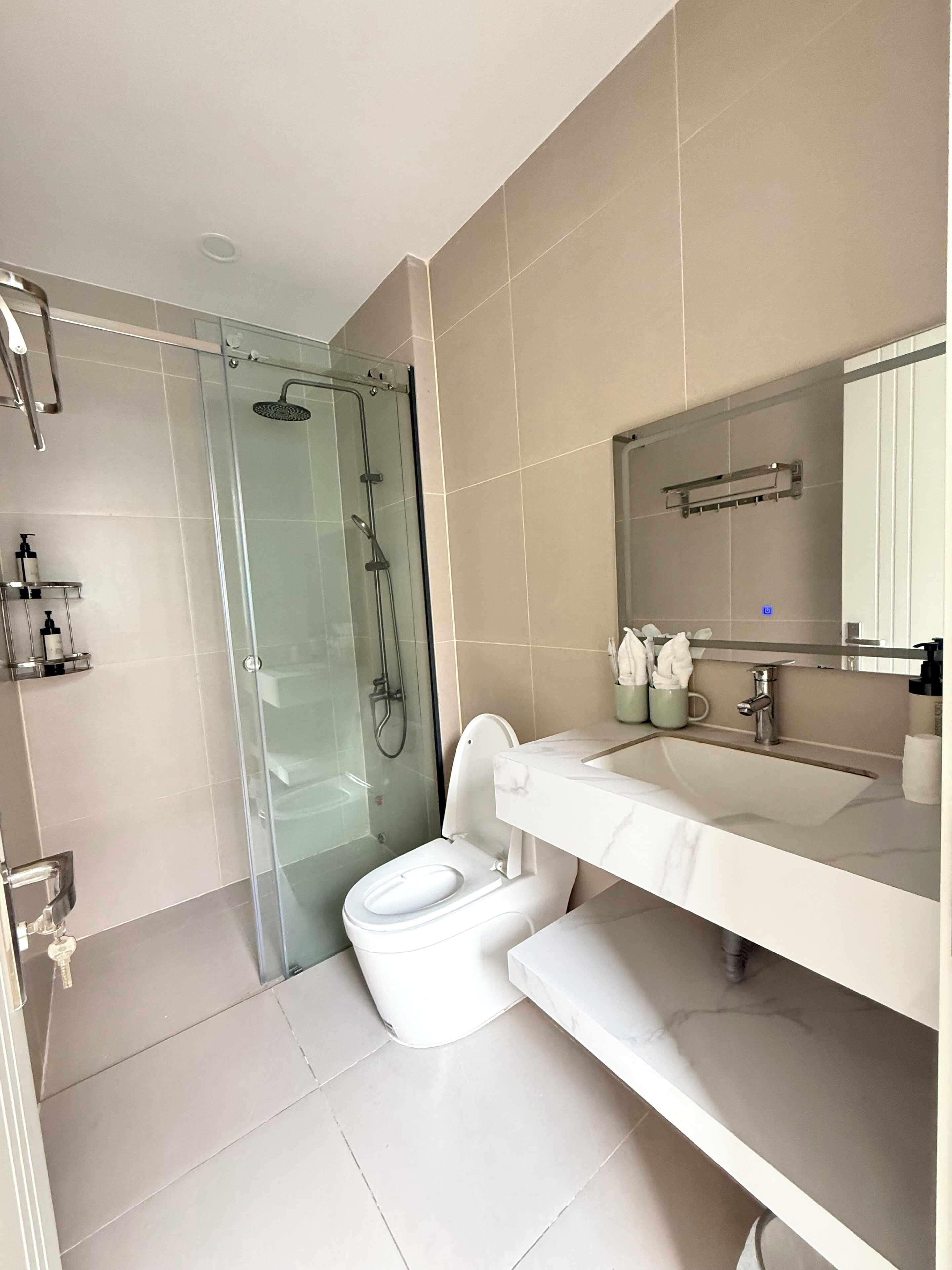 Villa estándar, balcón, vista al jardín | Baño | Regadera, secadora de cabello, toallas, jabón 