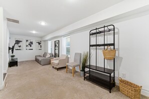 Smart TV - Modern 5BR Near West Midtown+Fire Pit+Pet Friendly (Atlanta)