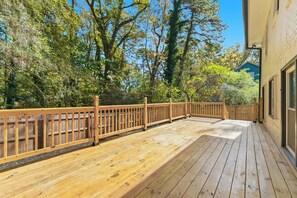 Terrace/patio - Modern 5BR Near West Midtown+Fire Pit+Pet Friendly (Atlanta)