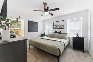 Iron/ironing board, free WiFi, bed sheets - Modern 5BR Near West Midtown+Fire Pit+Pet Friendly (Atlanta)