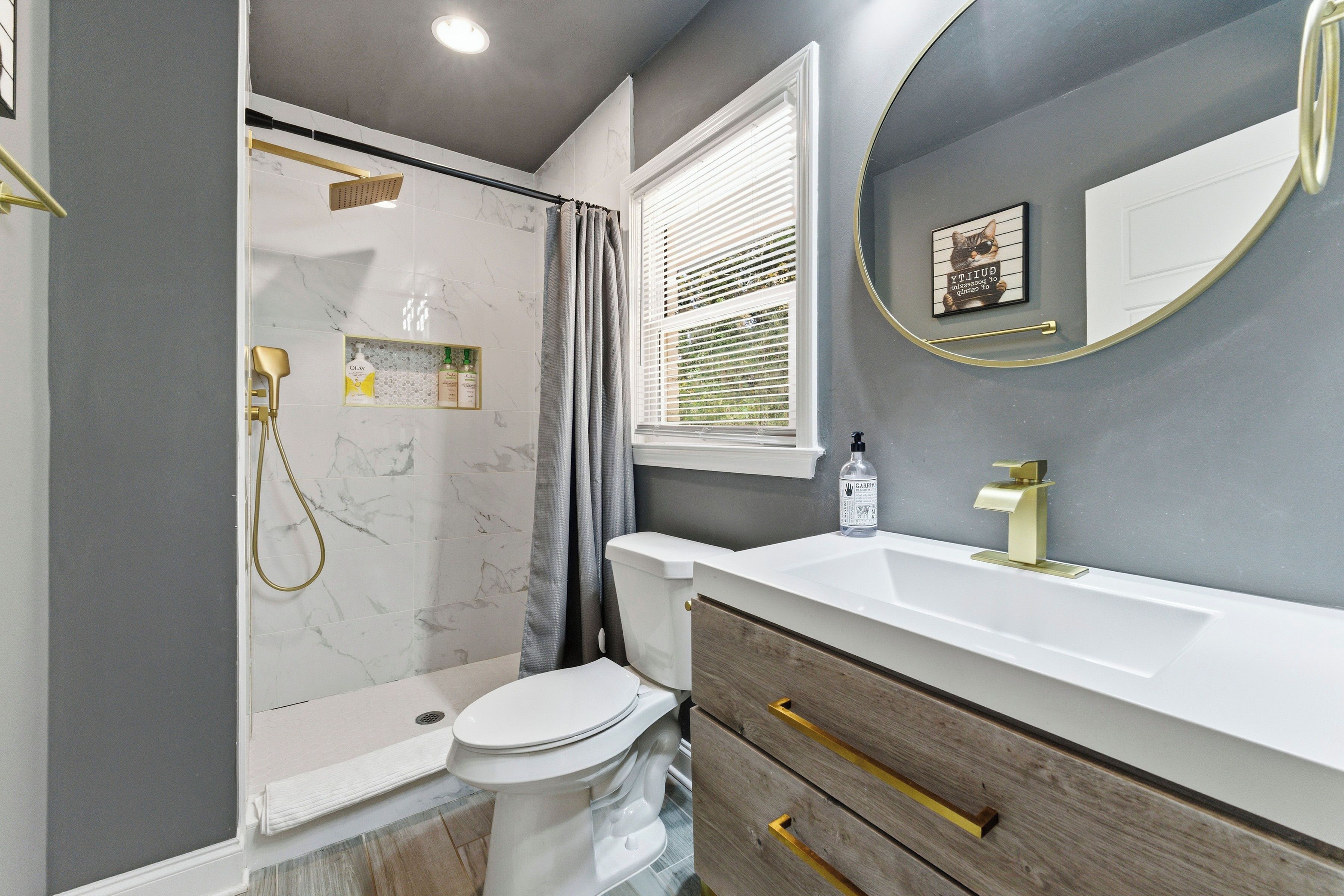 Dusche, Haartrockner, Handtücher, Toilettenpapier