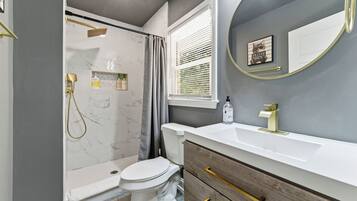 Dusche, Haartrockner, Handtücher, Toilettenpapier