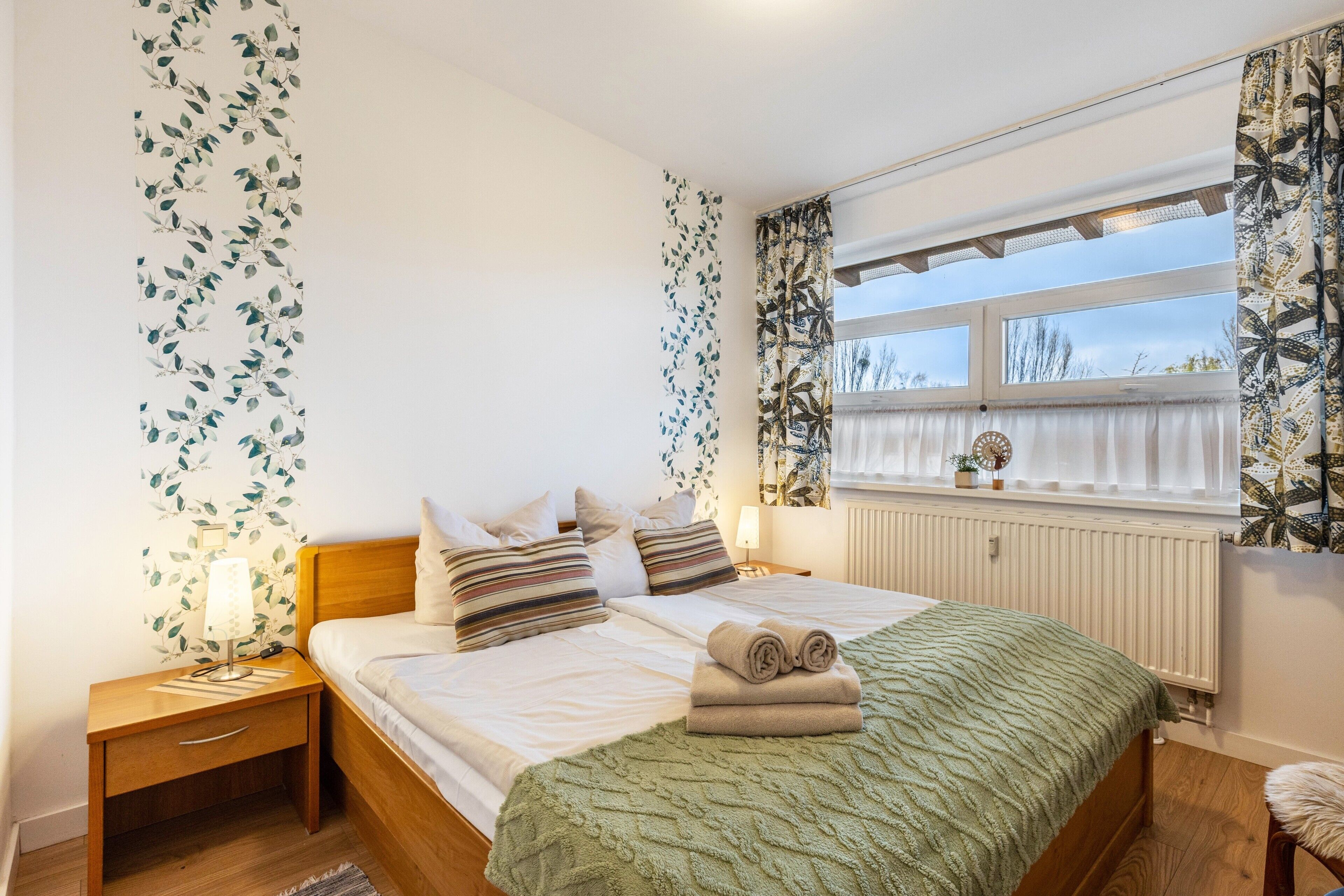 Iron/ironing board, WiFi, bed sheets, wheelchair access