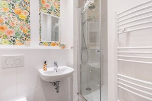 Bathroom - Room “Albrechtshof Parkblick 5” with Shared Terrace and Wi-Fi (Potsdam)