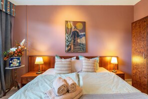 Tabla de planchar con plancha, wifi y ropa de cama