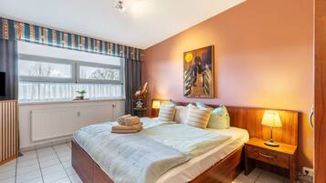 Planxa i posts de planxar, wifi i roba de llit