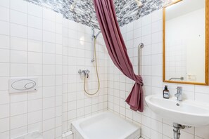 Douche, sèche-cheveux, serviettes fournies