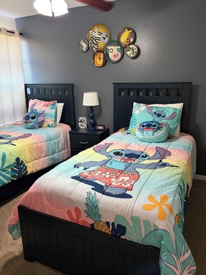 3 bedrooms, desk, iron/ironing board, travel cot - Stylish, first floor 3 bedroom condo minutes to Disney parks, shopping and more (Kissimmee)
