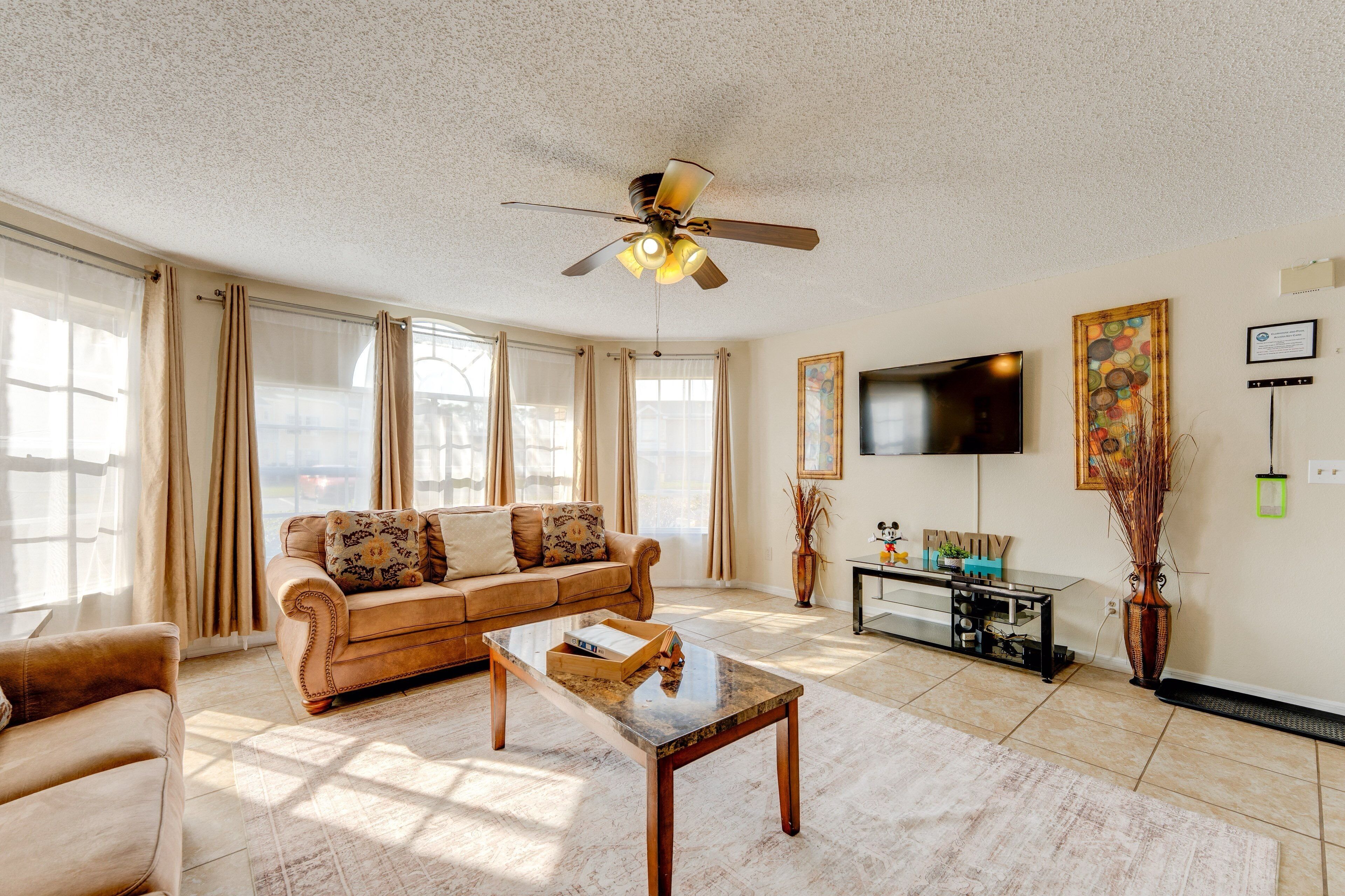 Smart TV, libros, monitor de computadora y impresora 