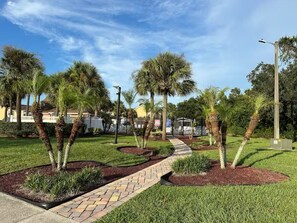 Property grounds - Stylish, first floor 3 bedroom condo minutes to Disney parks, shopping and more (Kissimmee)