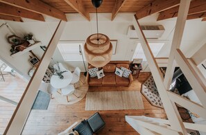 TV connectée, cheminée, livres