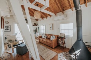 تلفزيون ذكي، مدفأة، كُتُب