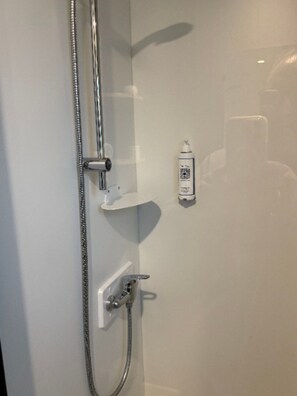Een douche, een haardroger, handdoeken