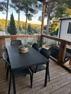Outdoor dining - Mobile Home "Le Bonheur" with Shared Pool, Wi-Fi, and Air Conditioning (Carry-le-Rouet)
