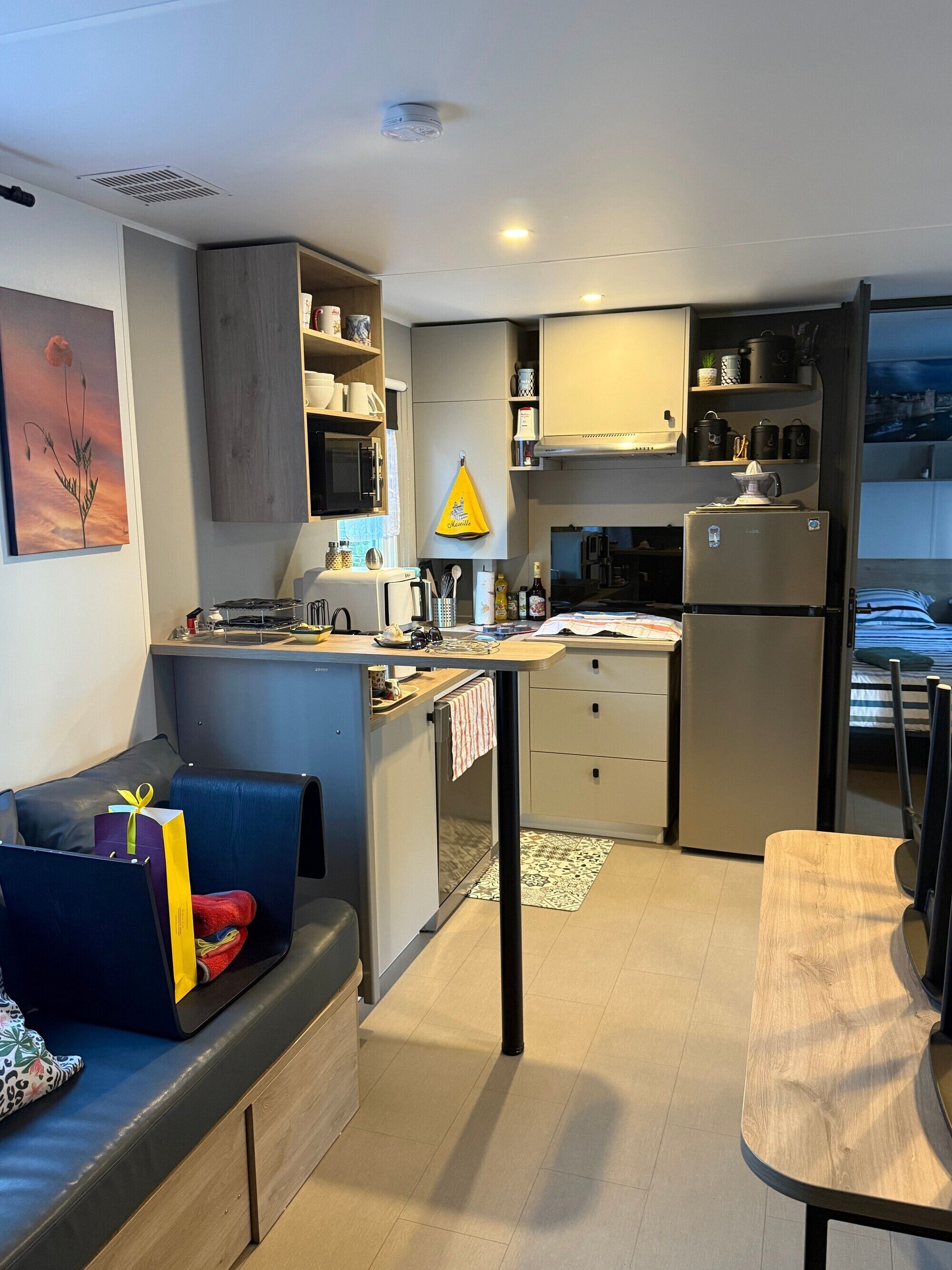 Frigorífico, microondas, placa de cocina y lavavajillas