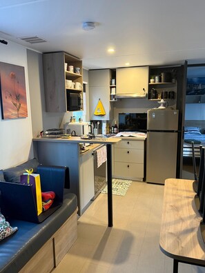 Kjøleskap, mikrobølgeovn, kokeplater og oppvaskmaskin