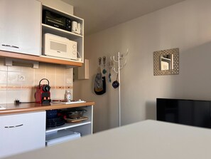 Coffee/tea maker, fridge, microwave, oven - Bright studio close to the sea (Cabourg)