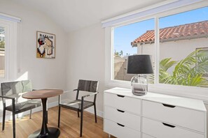 Dining - La Jolla Studio By the Beach | Walk to the Ocean | (San Diego)