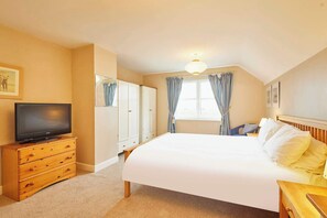 3 bedrooms, desk, iron/ironing board, travel cot - Host & Stay | Amberleigh (North Sunderland)