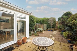 Outdoor dining - Host & Stay | Amberleigh (North Sunderland)