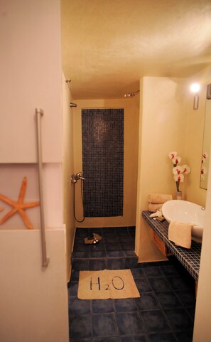 Shower, hair dryer, towels, soap - Cozy Cycladic home near all Mykonos Town hotspots (Mykonos)