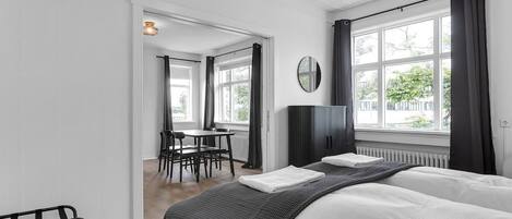 Desk, iron/ironing board, WiFi, bed sheets