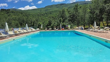 Een seizoensgebonden buitenzwembad